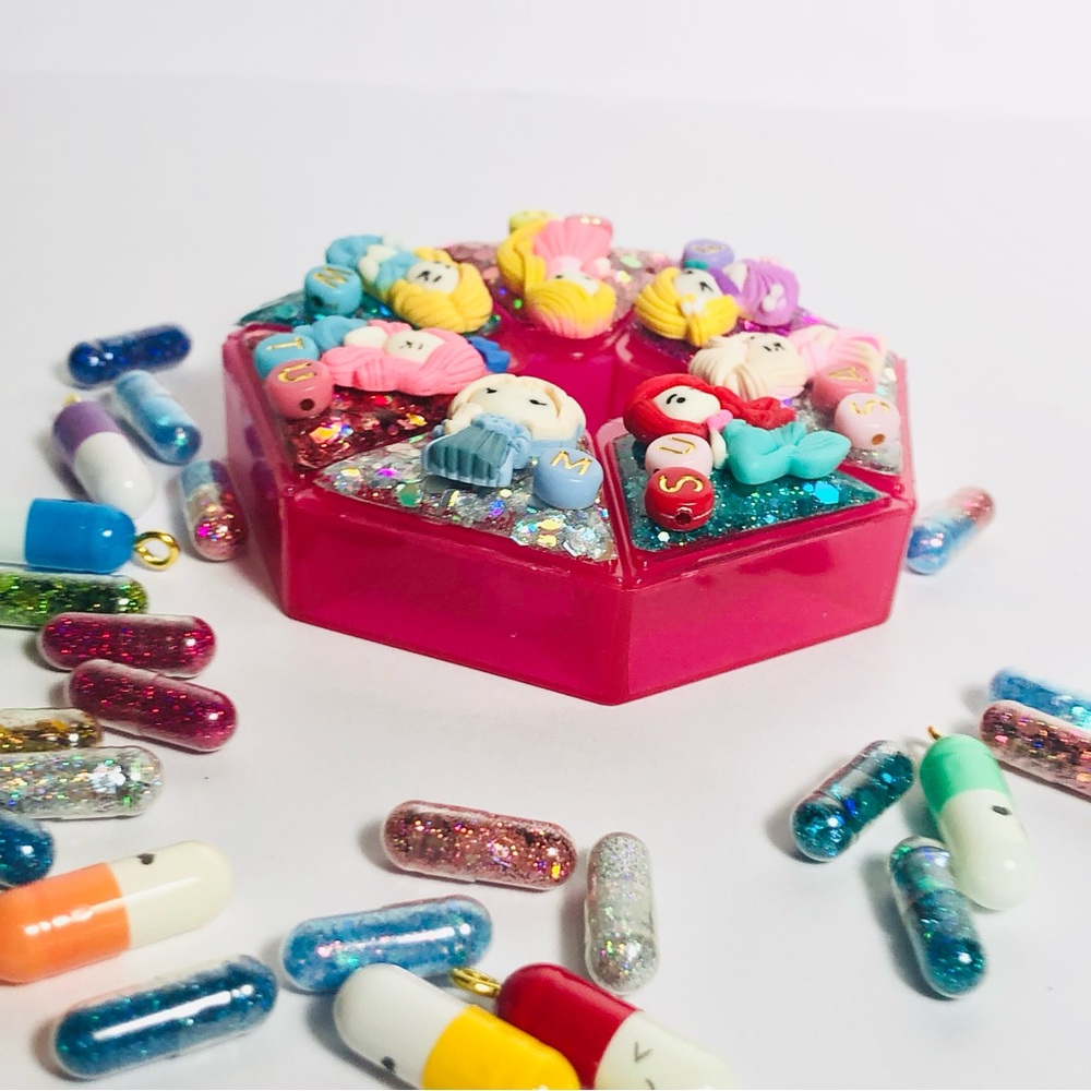 Handmade | Pink Glitter Princesses, 7-Sided Round Pill Case - Picture 7 of 8